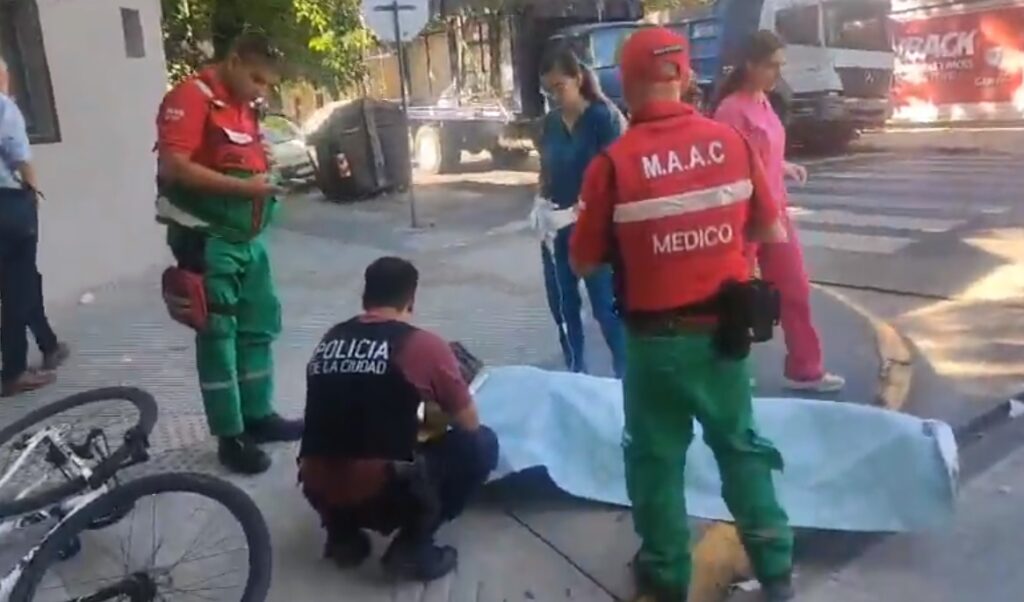 Villa Crespo: un hospitalizado tras un choque entre una bicicleta y un auto particular
