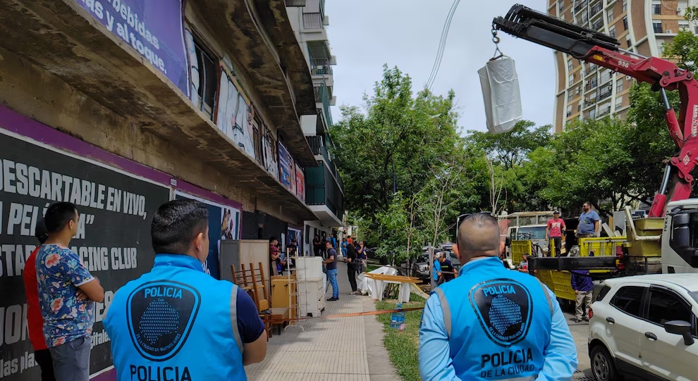 Desalojaron a 10 familias del edificio de Olazábal y la vía, en el límite de Belgrano y Coghlan
