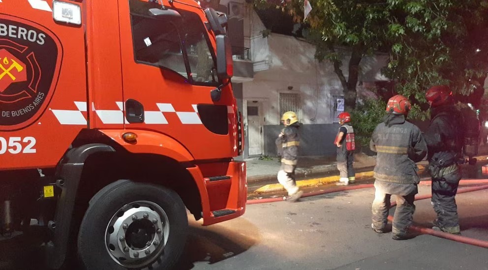 Incendio en Parque Chacabuco: rescataron a una bebe por el balcón de un segundo piso y evacuaron a 20 personas