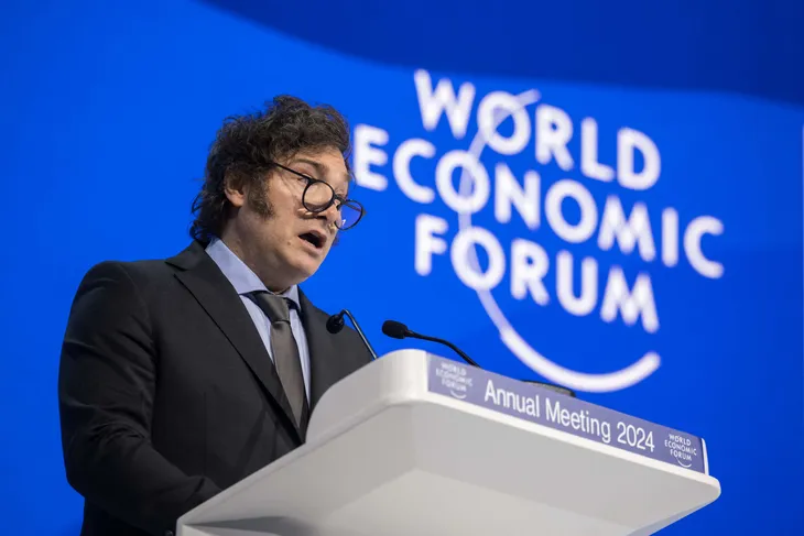 Después de las amenazas Milei arribó a Suiza y hablará en el Foro de Davos