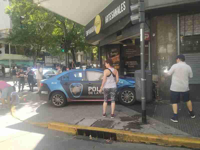 Almagro: chocaron un auto particular y un patrullero, que por centímetros no se incrustó dentro de un comercio