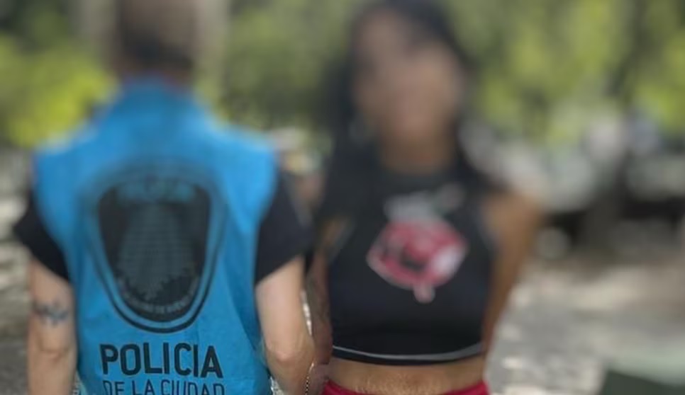 Detuvieron, procesaron y embargaron por $200.000.000 a una vendedora de panchos de Parque Centenario acusada de robarle a siete hombres como viuda negra