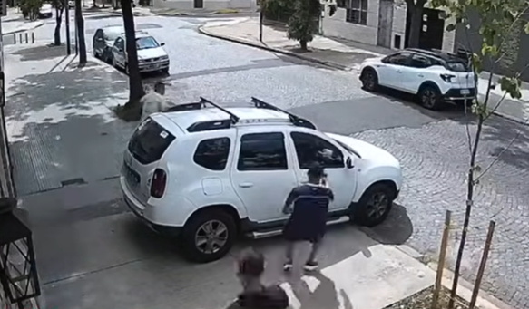 Salían para las vacaciones y fueron robados en la puerta de su casa