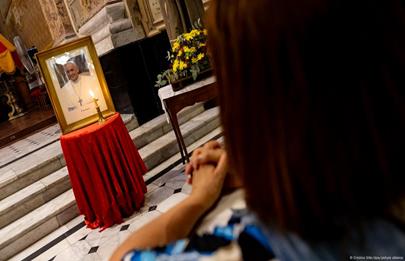 Rezan por la salud del papa Francisco en Flores