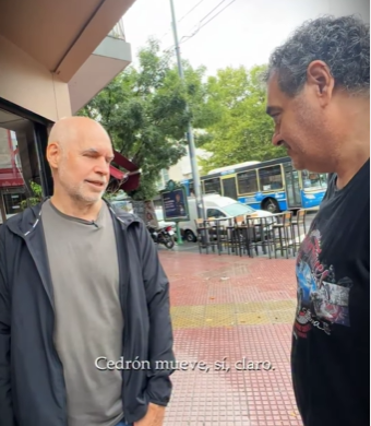 Larreta camino por Mataderos bajo la lluvia