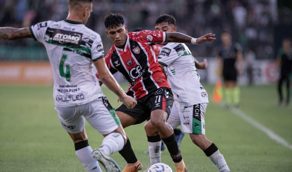 Insultos para el Chapu Braña, tras el empate de Chicago con Chacarita