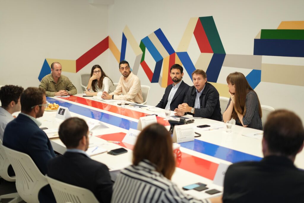 Gabino Tapia expuso el desdoblamiento de las elecciones porteñas ante representantes de Meta, TikTok, Google y Globant