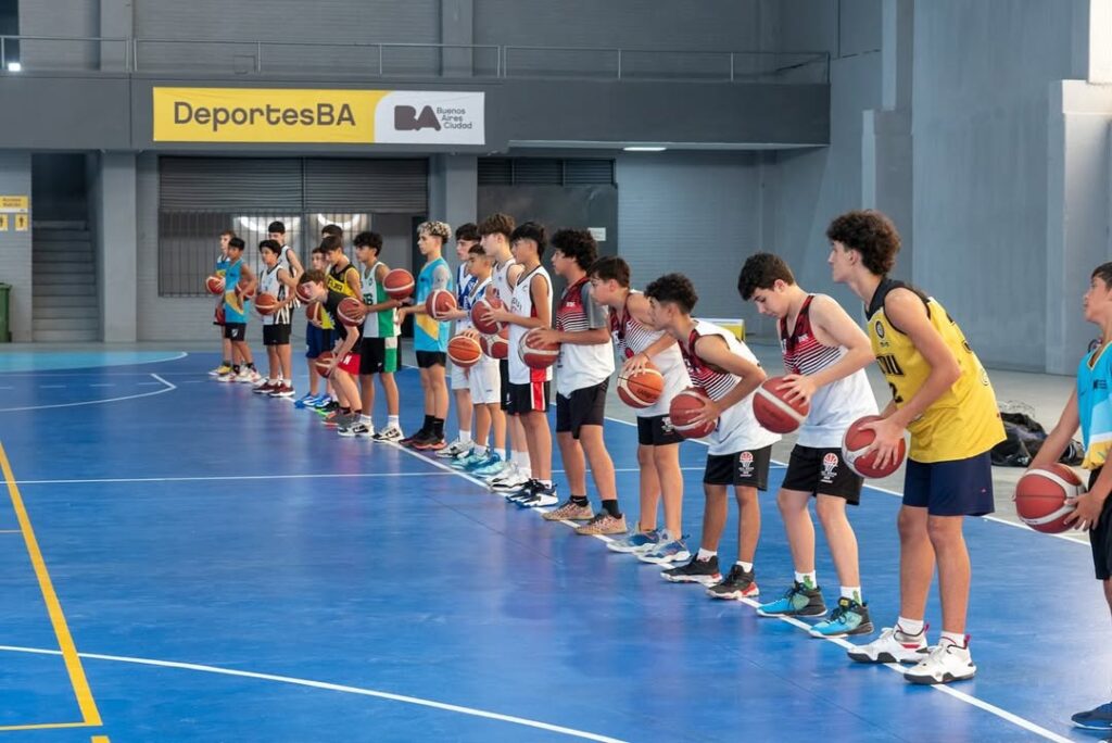 El entrenador Carlos Duro dictará una clínica de básquet en Parque Sarmiento