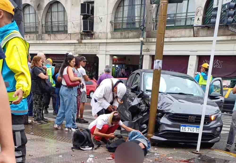 Once: una mujer fue atropellada por un auto frente a Plaza Miserere y está grave, el conductor fue detenido