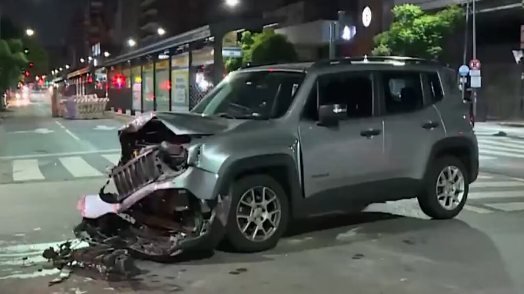 Detuvieron en Belgrano a un automovilista borracho que pasó semáforos en rojo, chocó y subió a la vereda: hay cuatro heridos