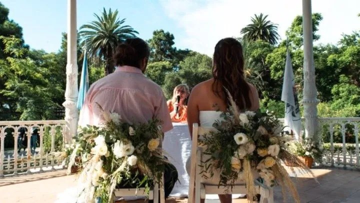 24 parejas se casaron al aire libre en CABA por el Dia de los Enamorados