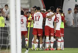 Con triunfo Huracán presentó su nueva indumentaria porteña y tanguera