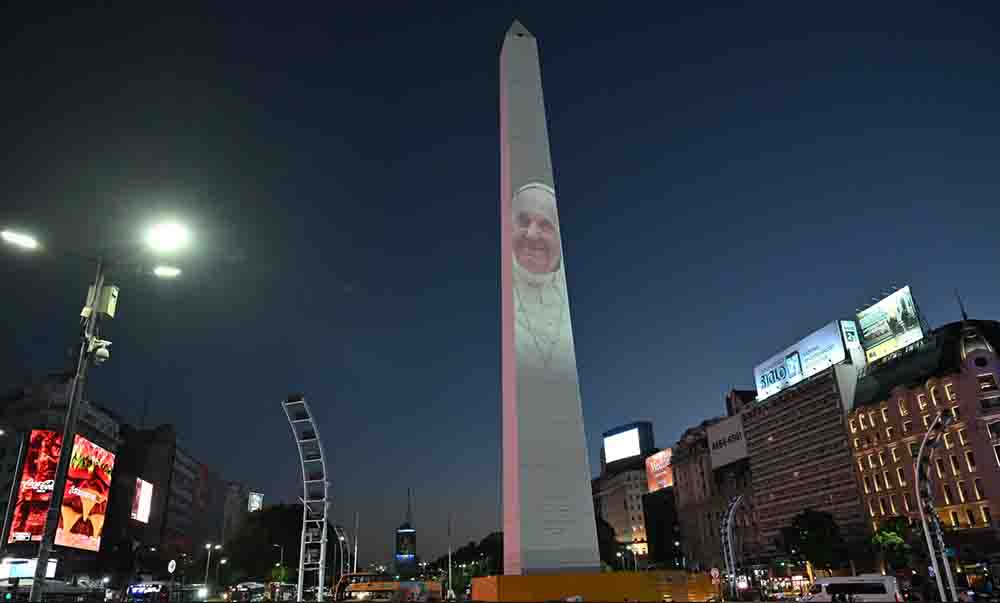 El Obelisco con un mapping en apoyo al Papa Francisco