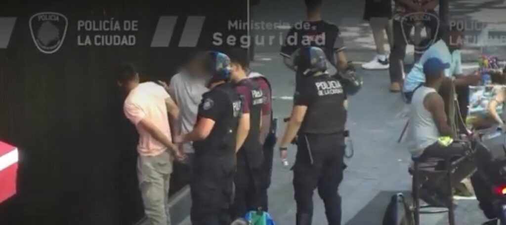 Detuvieron a un delincuente que le robó una cadena de oro a una turista en Monserrat