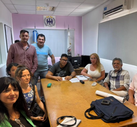 Reunión entre vecinos y funcionarios