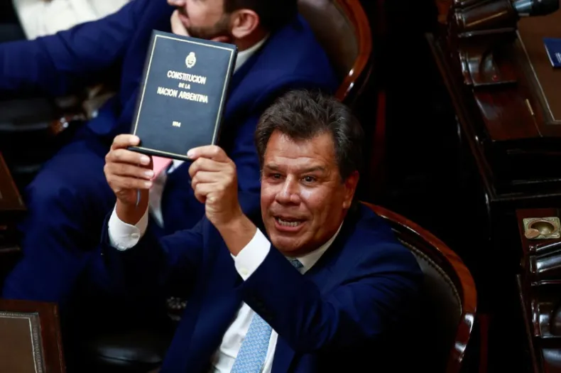 Manes denunció al “asesor” Santiago Caputo por amenazas
