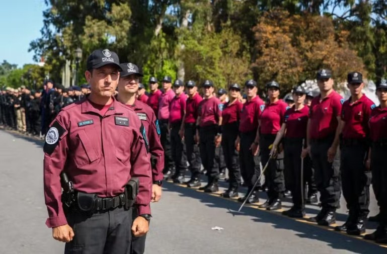 Por la crisis de la fuga de presos arribaron casi 500 uniformados a las comisarías de la Ciudad