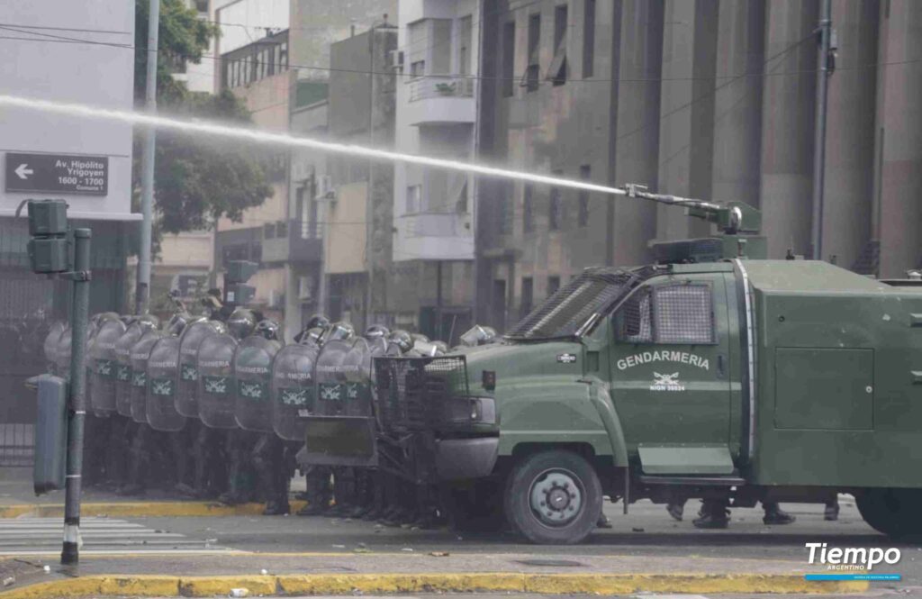 Balvanera: reprimieron la ronda de jubilados frente al Congreso, hubo incidentes, 30 detenidos y la protesta se trasladó a Plaza de Mayo