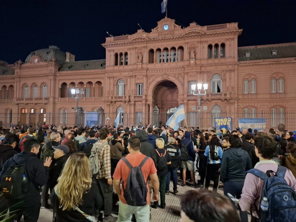 De madrugada, los cacerolazos en esquinas porteñas confluyeron en una protesta sobre Plaza de Mayo