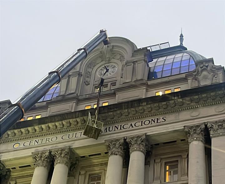 El Gobierno nacional modificó la fachada del Palacio Libertad y le quitó el nombre de Néstor Kirchner