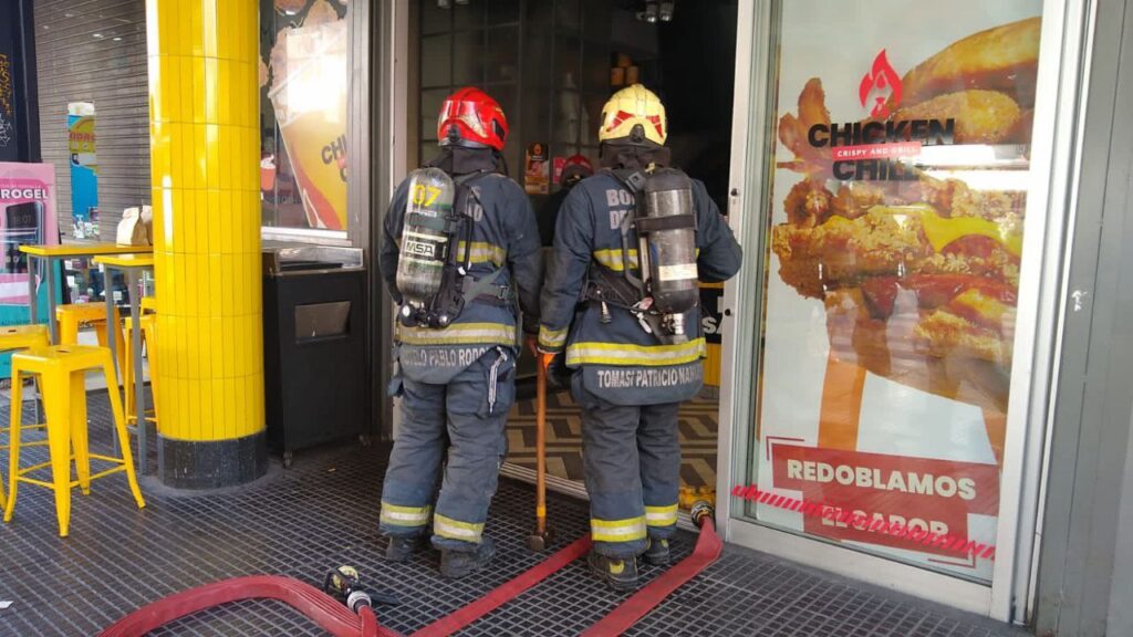 Evacuaron un local de comida a metros del Obelisco y hubo al menos siete intoxicados