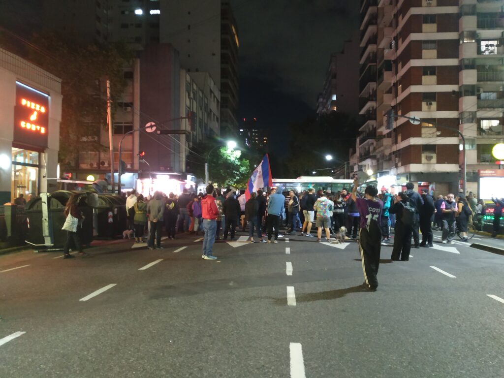 Cacerolazos en Corrientes y Medrano y otras esquinas de Almagro