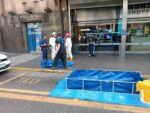Operativo y corte de tránsito frente al Abasto Shopping por el derrame de un “líquido espumógeno en la vía pública”