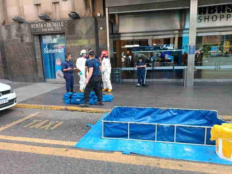 Operativo y corte de tránsito frente al Abasto Shopping por el derrame de un “líquido espumógeno en la vía pública”