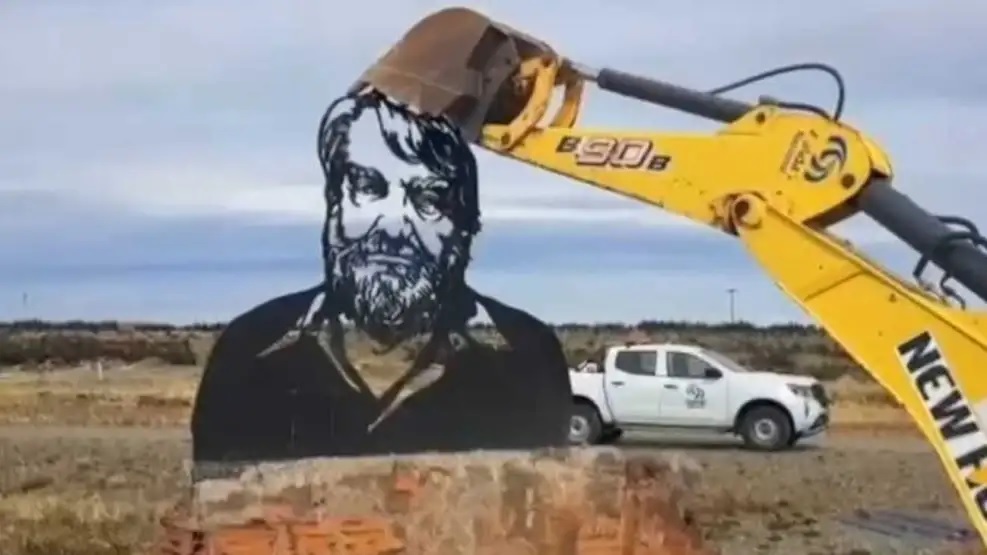 El monumento a Osvaldo Bayer que derribaron en Santa Cruz fue hecho en Saavedra