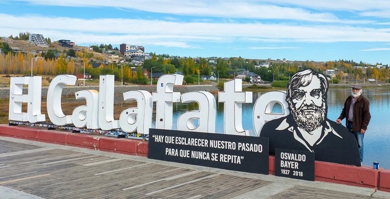 En solidaridad, artistas replican el monumento a Osvaldo Bayer hecho en Saavedra que fue destruido en Santa Cruz