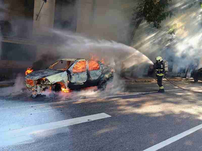 Almagro: se incendió un auto estacionado en Independencia y Boedo