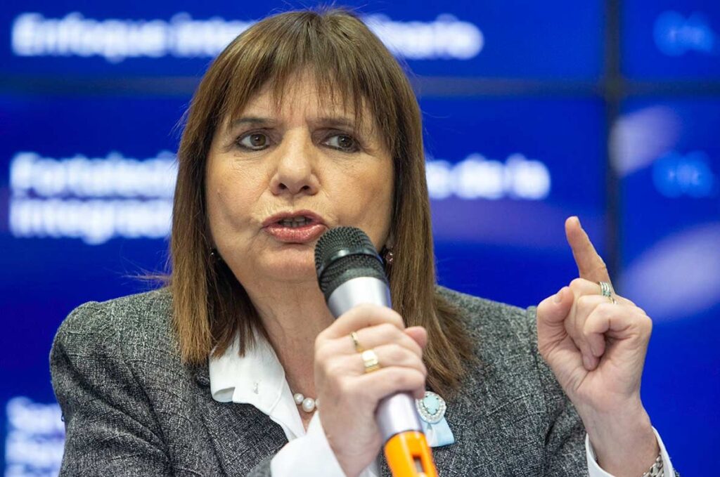 Bullrich denunciará a barras e intendentes y dijo que el estado crítico del fotógrafo es “consecuencia de los que generan violencia”