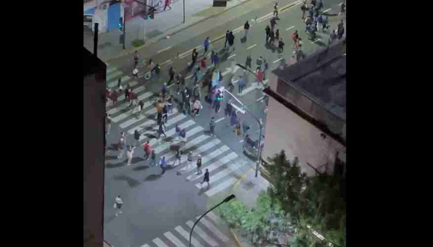 Cacerolazos: manifestantes marcharon a pie por avenida Corrientes en el Abasto rumbo a Plaza de Mayo