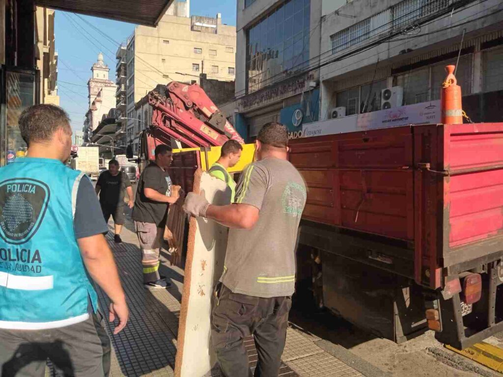 Allanamientos en Once: secuestraron alimentos y celulares, clausuraron locales, 16 imputados