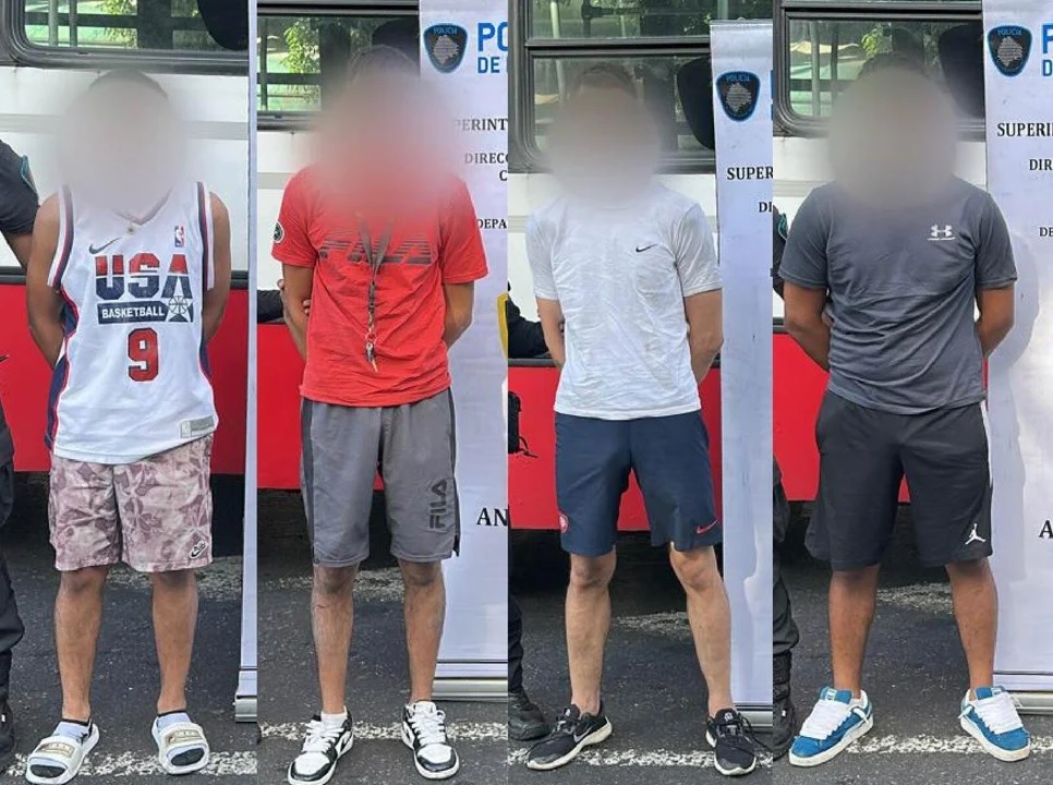 Detuvieron a cinco jóvenes que circulaban en un auto robado: los persiguieron y chocaron un colectivo y dos autos en la avenida General Paz