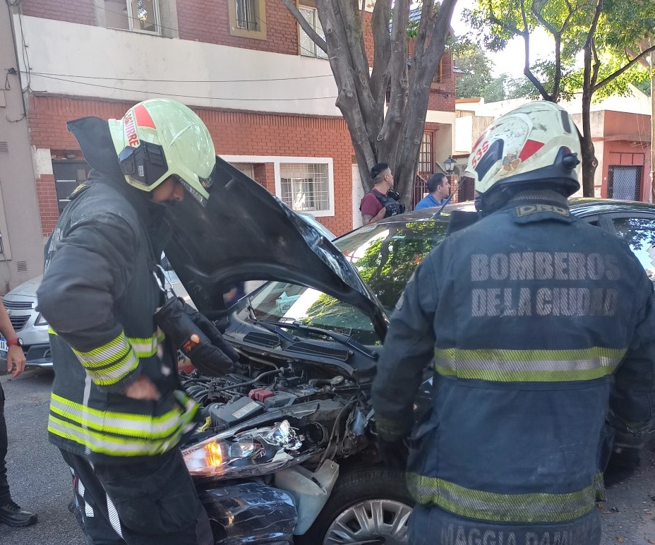 Villa Devoto: un conductor se descompensó y chocó tres autos estacionados