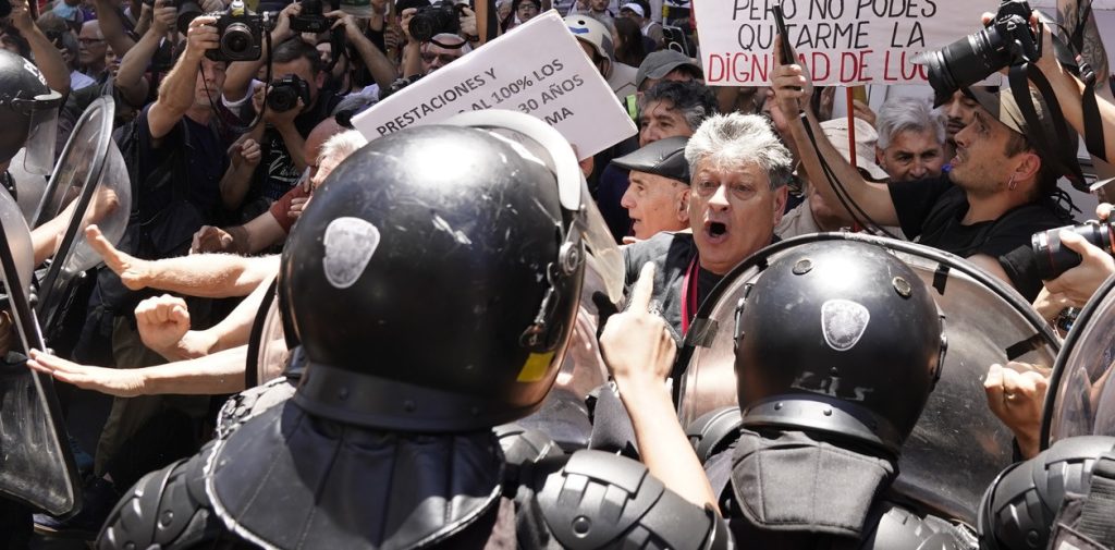 Bullrich dijo que prepara “una medida especial” por la presencia de hinchas y motoqueros en la marcha de jubilados frente al Congreso