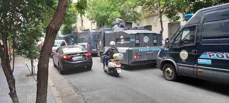 Balvanera: previo a la marcha de jubilados, enorme despliegue de vehículos en doble fila y uniformados de fuerzas federales