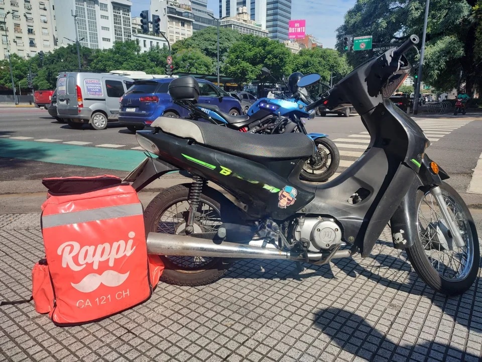 Tras una persecución en la 9 de Julio, detuvieron a dos delincuentes armados que se hacían pasar por repartidores en moto