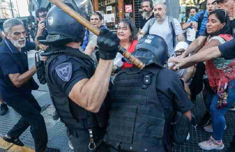 Represión policial a protesta de jubilados frene al Congreso