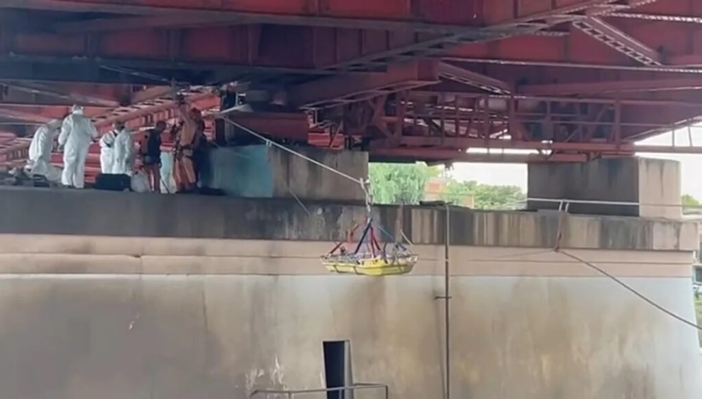 Hallaron un cadáver entre dos pilares del Puente Alsina
