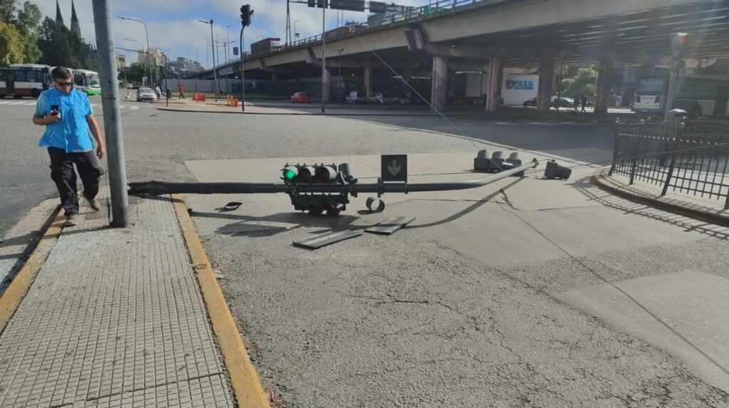 Un colectivo chocó y derribó semáforo frente a Plaza Constitución