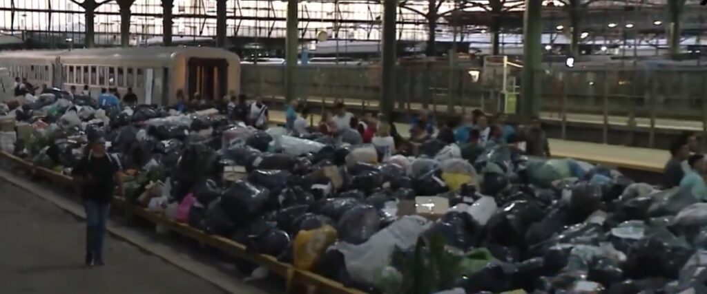 El Tren Solidario que había partido de Constitución llegó a Bahía Blanca con más de 1.200 toneladas de donaciones