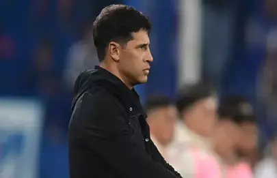 Vélez volvió a perder y se quedó sin DT