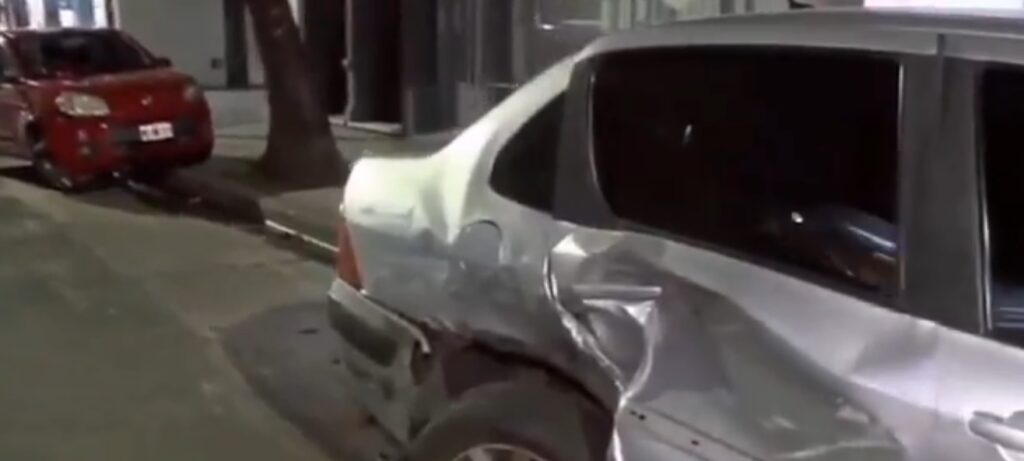 Dos siniestros viales en Villa Urquiza: una conductora se durmió y chocó dos autos estacionados, un ciclista fue embestido por un vehículo particular