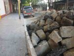 De Mario Bravo y Rivadavia se llevan los adoquines que estaban tapados con brea