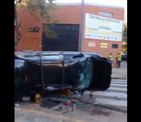 Vuelco de auto en Nueva Pompeya