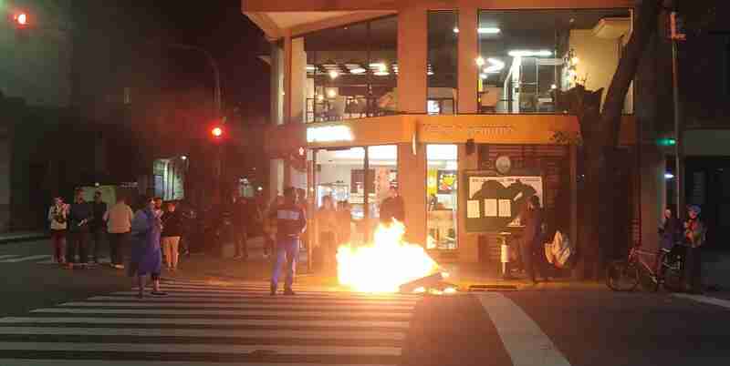 Balvanera: con una fogata en la calle, protesta en Independencia y Matheu