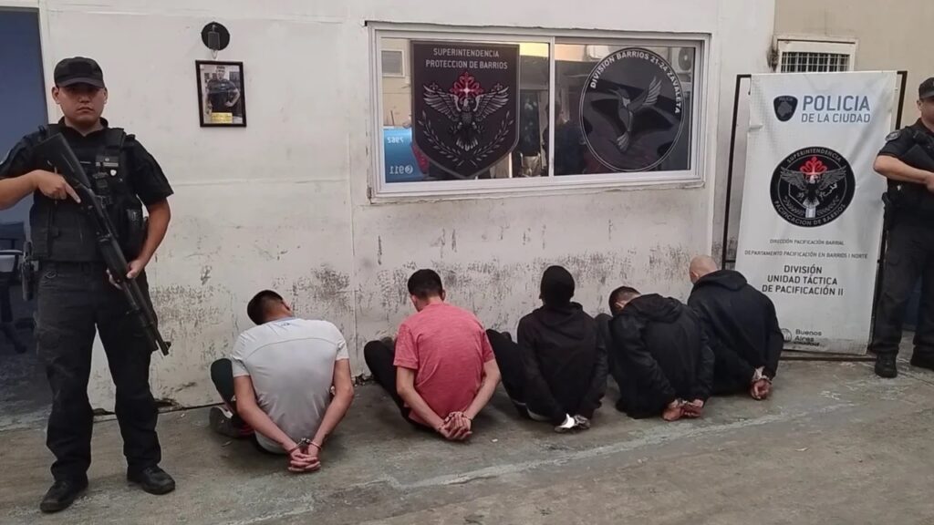 Barracas: detuvieron en Zavaleta a cinco delincuentes armados que asaltaron y golpearon a dos jubilados en Parque Patricios