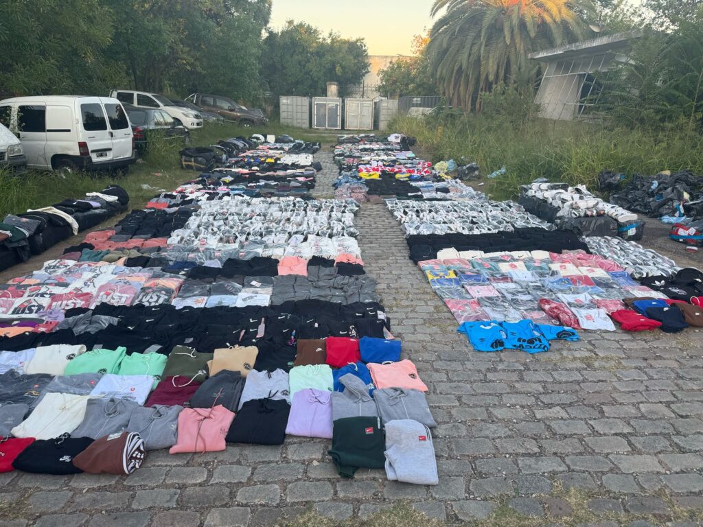 Hallan un micro con más de 2.800 prendas apócrifas en Villa Soldati 